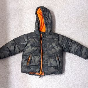 Size 2T Amazon Essentials camo winter coat.